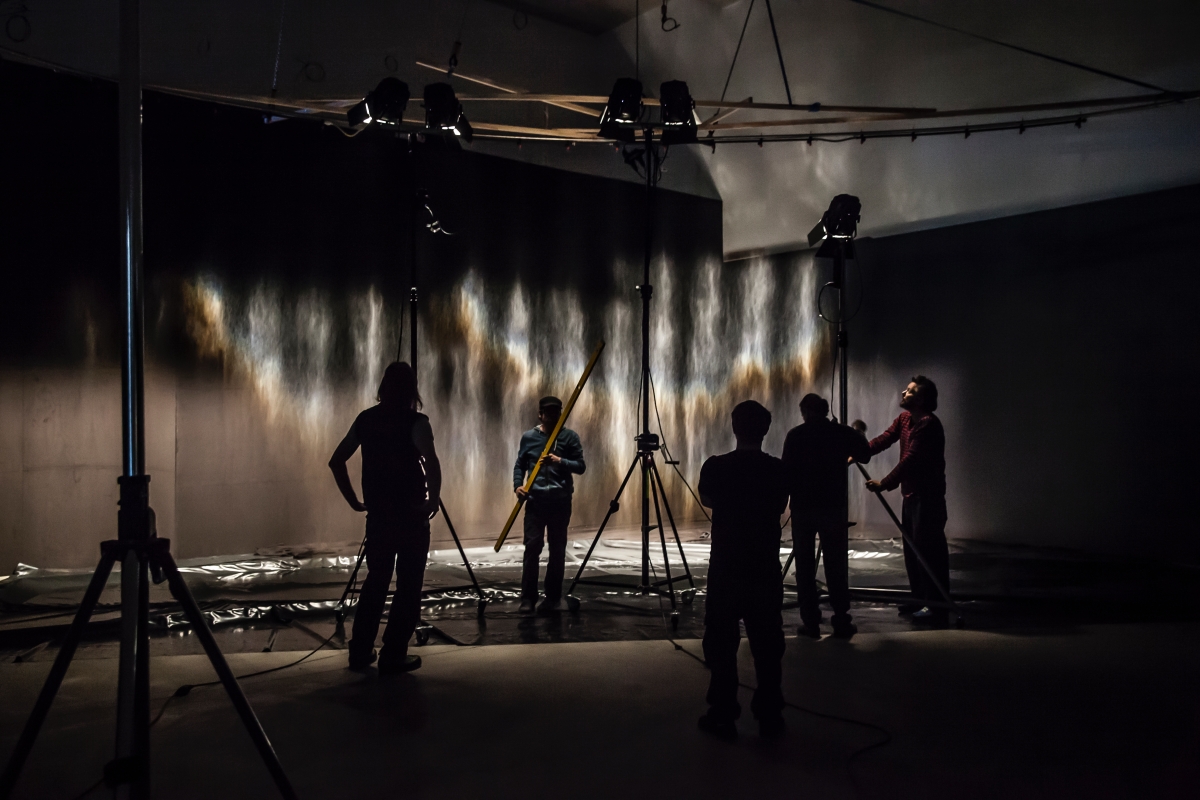 於Studio Olafur Eliasson測試〈Rainbow assembly〉,2016年。(攝影:María del Pilar García Ayensa / Studio Olafur Eliasson © 2016 Olafur Eliasson) 於Studio Olafur Eliasson測試〈Rainbow assembly〉,2016年。(攝影:María del Pilar García Ayensa / Studio Olafur Eliasson © 2016 Olafur Eliasson)