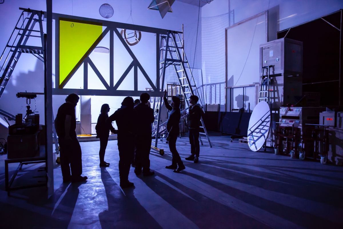 在工作室 ,Olafur和團隊測試光影裝置。(攝影:María del Pilar García Ayensa / Studio Olafur Eliasson © 2016 Olafur Eliasson) 在工作室 ,Olafur和團隊測試光影裝置。(攝影:María del Pilar García Ayensa / Studio Olafur Eliasson © 2016 Olafur Eliasson)