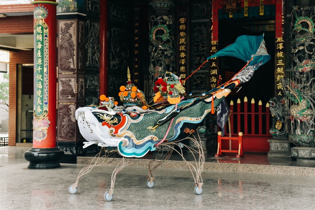藝術家李育昇的《臺灣特有種》神獸裝置,巧妙地融合視覺與聲音藝術,營造出充滿神秘與靈性的臺灣信仰場域。(圖片提供:文化部) 藝術家李育昇的《臺灣特有種》神獸裝置,巧妙地融合視覺與聲音藝術,營造出充滿神秘與靈性的臺灣信仰場域。(圖片提供:文化部)