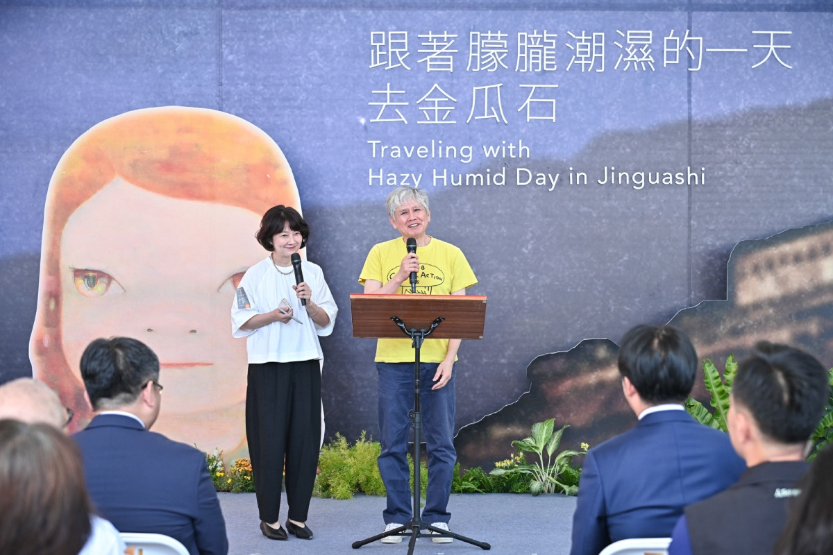 「跟著朦朧潮濕的一天去金瓜石」開展記者會,奈良美智特別分享此站選址過程。(圖片提供:主辦單位–文化總會、台灣電力公司) 「跟著朦朧潮濕的一天去金瓜石」開展記者會,奈良美智特別分享此站選址過程。(圖片提供:主辦單位–文化總會、台灣電力公司)
