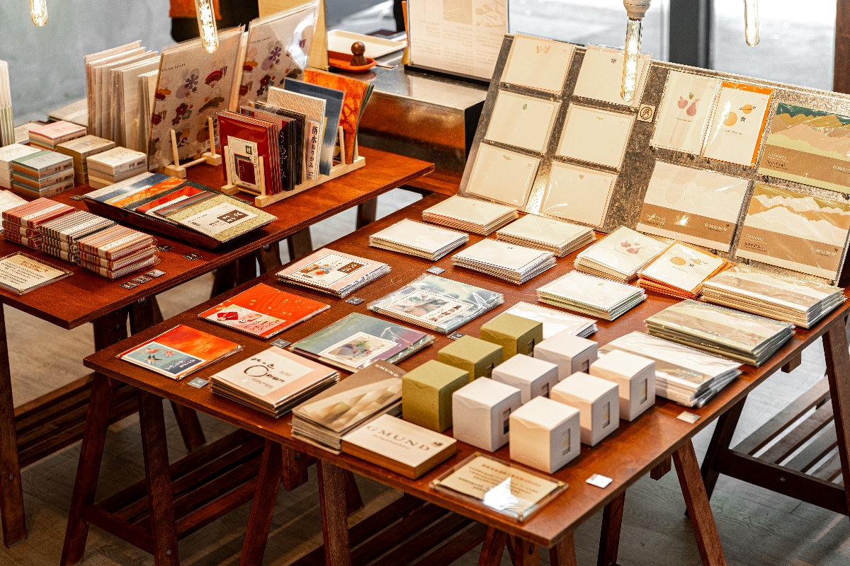 華山「物外郵務所」文具迷必訪!集上百款工藝筆款及紙品,傳遞手寫溫度 華山「物外郵務所」文具迷必訪!集上百款工藝筆款及紙品,傳遞手寫溫度