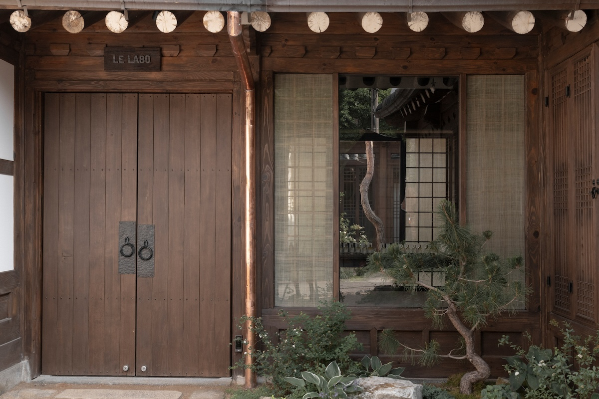 Le Labo首爾北村韓屋實驗室開張！傳統韓屋化身香氛體驗空間，Le Labo Café進駐
