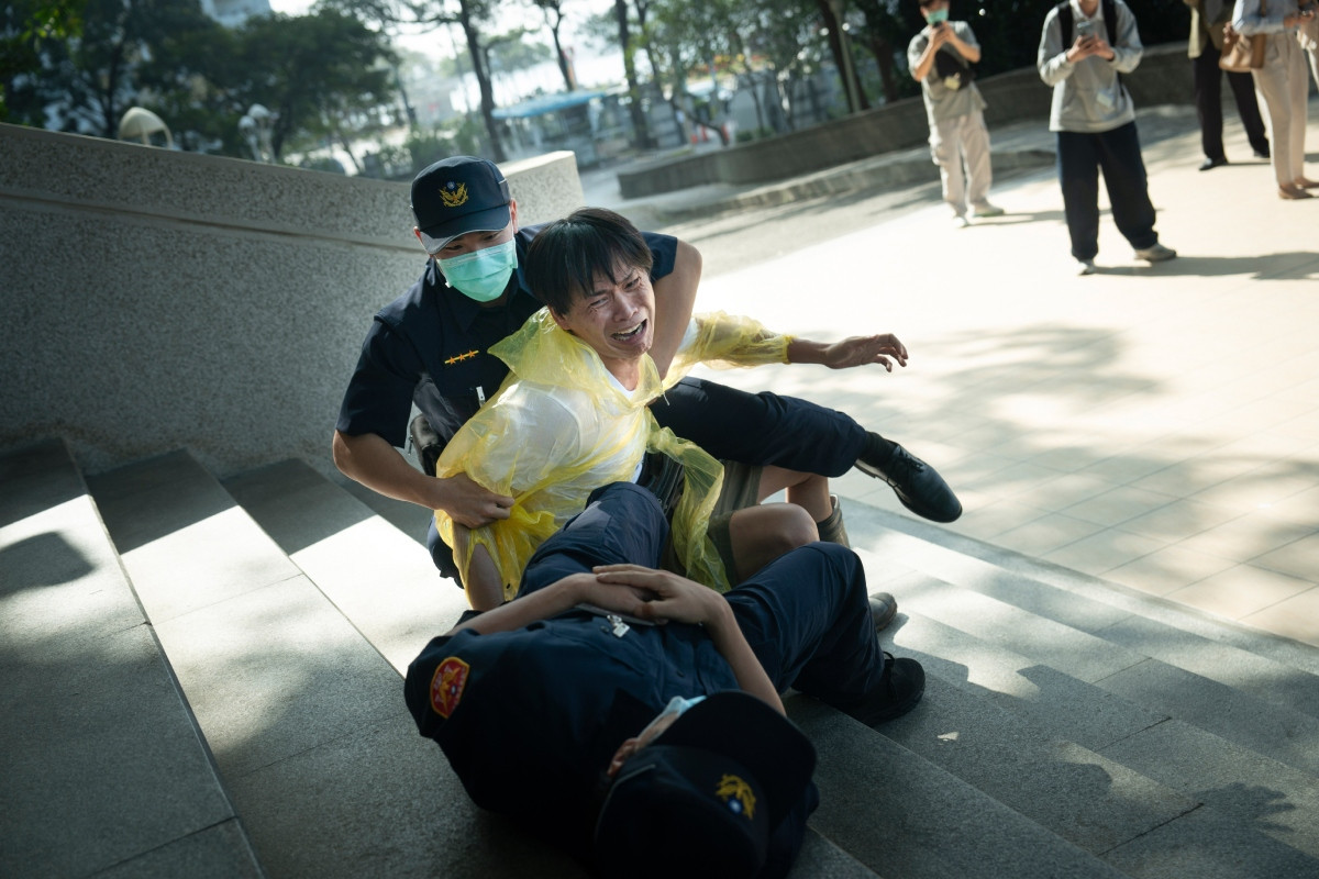 另一頭的思覺失調症患者殺警案同啟雙線故事。(圖片提供:CATCHPLAY+、公視、大慕可可) 另一頭的思覺失調症患者殺警案同啟雙線故事。(圖片提供:CATCHPLAY+、公視、大慕可可)