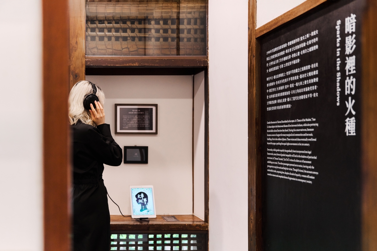 展覽特別收錄劉芷妤〈火車作夢〉有聲書精選段落,為作家親自錄製。(圖片提供:宜東文化) 展覽特別收錄劉芷妤〈火車作夢〉有聲書精選段落,為作家親自錄製。(圖片提供:宜東文化)