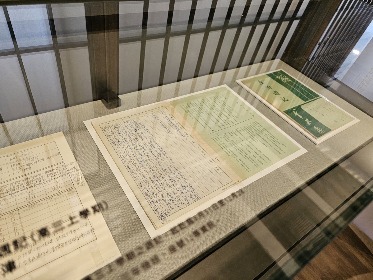 首度展出作家邱妙津就讀北一女中時的《生活週記》及就業時填寫的履歷等臺文館典藏文物。(圖片提供:臺灣文學基地) 首度展出作家邱妙津就讀北一女中時的《生活週記》及就業時填寫的履歷等臺文館典藏文物。(圖片提供:臺灣文學基地)