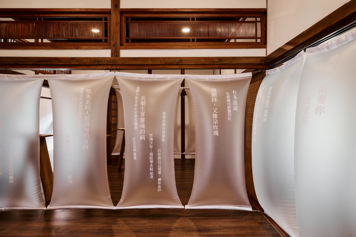 展場中設計「空氣柱」象徵文學的曖昧性、壓抑及想要突破指出進路。(圖片提供:宜東文化) 展場中設計「空氣柱」象徵文學的曖昧性、壓抑及想要突破指出進路。(圖片提供:宜東文化)