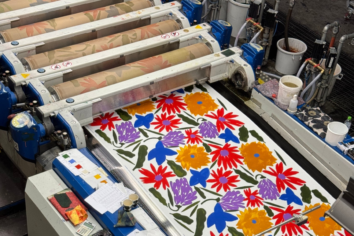 Marimekko圖騰布料印刷過程。(圖片提供:Marimekko) Marimekko圖騰布料印刷過程。(圖片提供:Marimekko)