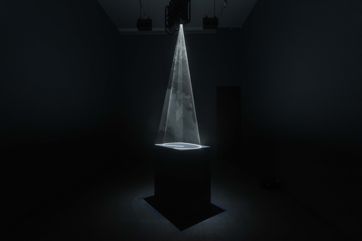 垂直投影作品《天光(Sky Light)》以投射於基座的方式展現固體光的雕塑性,結合雷聲與雨聲,營造閃爍迷離的微型景觀與生態,彷彿一場正在演出的自然劇場。(圖片提供:富邦美術館) 垂直投影作品《天光(Sky Light)》以投射於基座的方式展現固體光的雕塑性,結合雷聲與雨聲,營造閃爍迷離的微型景觀與生態,彷彿一場正在演出的自然劇場。(圖片提供:富邦美術館)