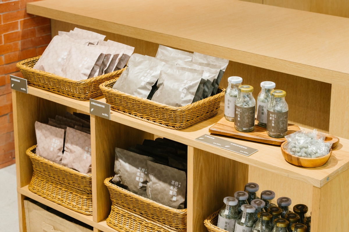 MUJI無印良品也利用製茶過程中所產生的茶粉製作桂花烏龍茶糖、台灣綠茶糖、台灣金萱茶米菓與台灣桂花烏龍茶米菓同步上市。(圖片提供:無印良品) MUJI無印良品也利用製茶過程中所產生的茶粉製作桂花烏龍茶糖、台灣綠茶糖、台灣金萱茶米菓與台灣桂花烏龍茶米菓同步上市。(圖片提供:無印良品)