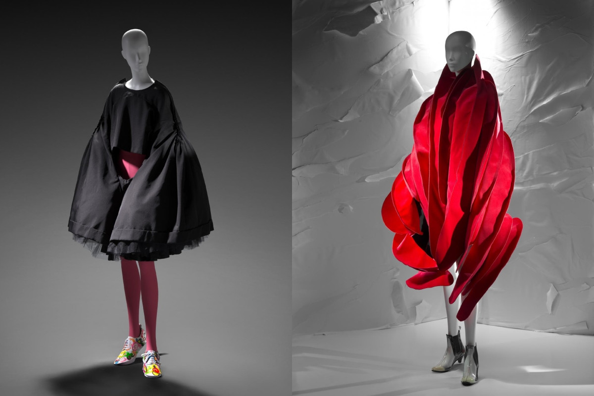 左為2014春夏系列“Not Making Clothing”;右為2015春夏系列“Blood and Roses”。(圖片來源:NGV © Comme des Garçons) 左為2014春夏系列“Not Making Clothing”;右為2015春夏系列“Blood and Roses”。(圖片來源:NGV © Comme des Garçons)