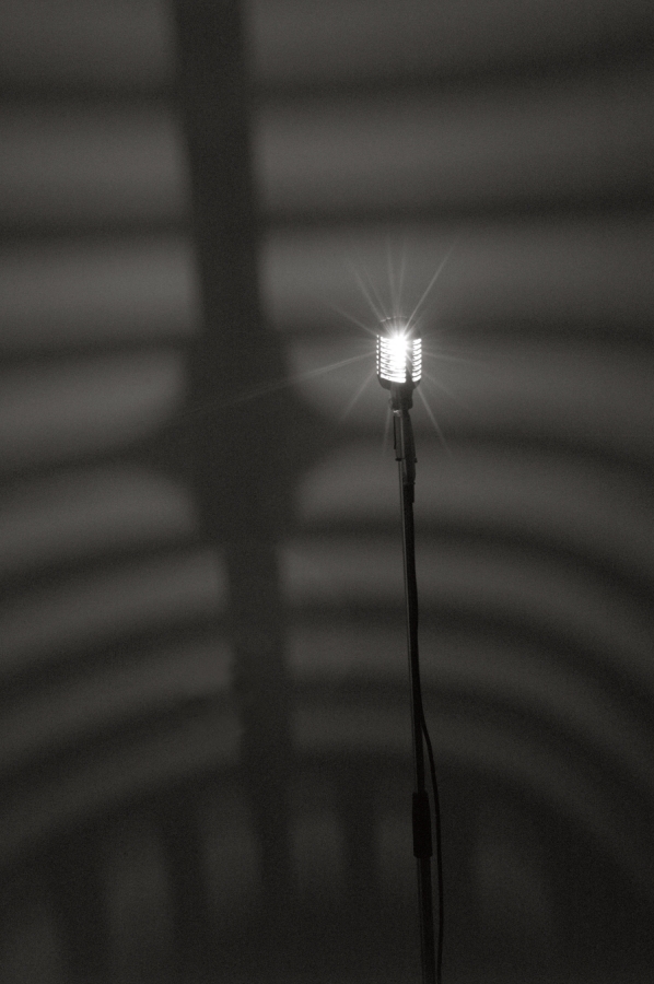 Ralph Gibson攝影作品〈Microphone〉。(圖片提供:徠卡 © Ralph_Gibson_Microphone) Ralph Gibson攝影作品〈Microphone〉。(圖片提供:徠卡 © Ralph_Gibson_Microphone)