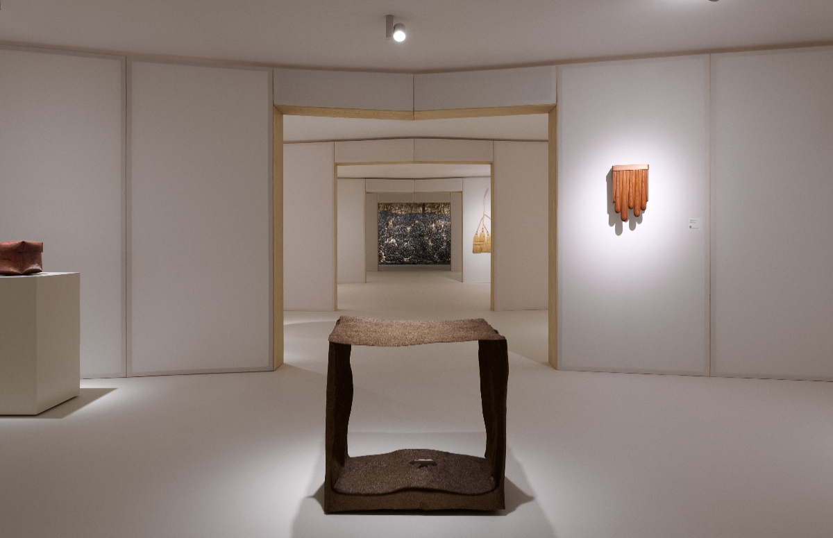 2025 LOEWE工藝獎得獎作品盤點!溶解織物、銅線復刻古老建築,汽車廢鋁化為金屬家具 2025 LOEWE工藝獎得獎作品盤點!溶解織物、銅線復刻古老建築,汽車廢鋁化為金屬家具
