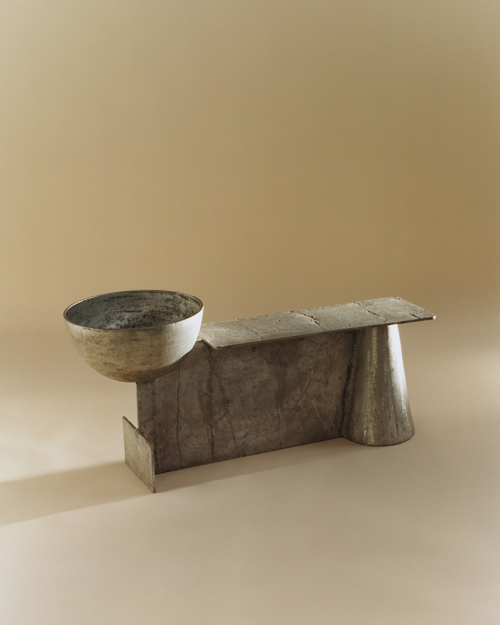 2025 LOEWE工藝獎得獎作品盤點!溶解織物、銅線復刻古老建築,汽車廢鋁化為金屬家具 2025 LOEWE工藝獎得獎作品盤點!溶解織物、銅線復刻古老建築,汽車廢鋁化為金屬家具
