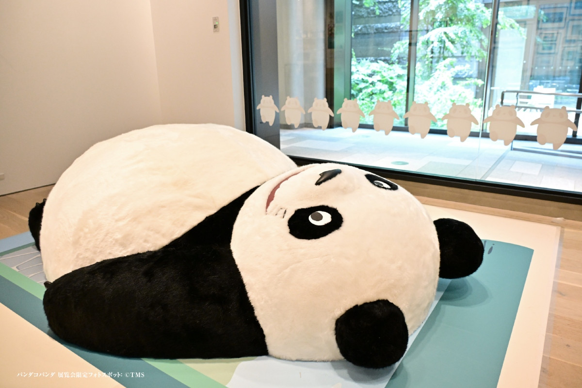 展覽限定拍照點重現《熊貓家族》場景,觀眾可坐於熊貓又大又柔軟的肚子上與其合影留念。(圖片來源:森ビル株式会社) 展覽限定拍照點重現《熊貓家族》場景,觀眾可坐於熊貓又大又柔軟的肚子上與其合影留念。(圖片來源:森ビル株式会社)