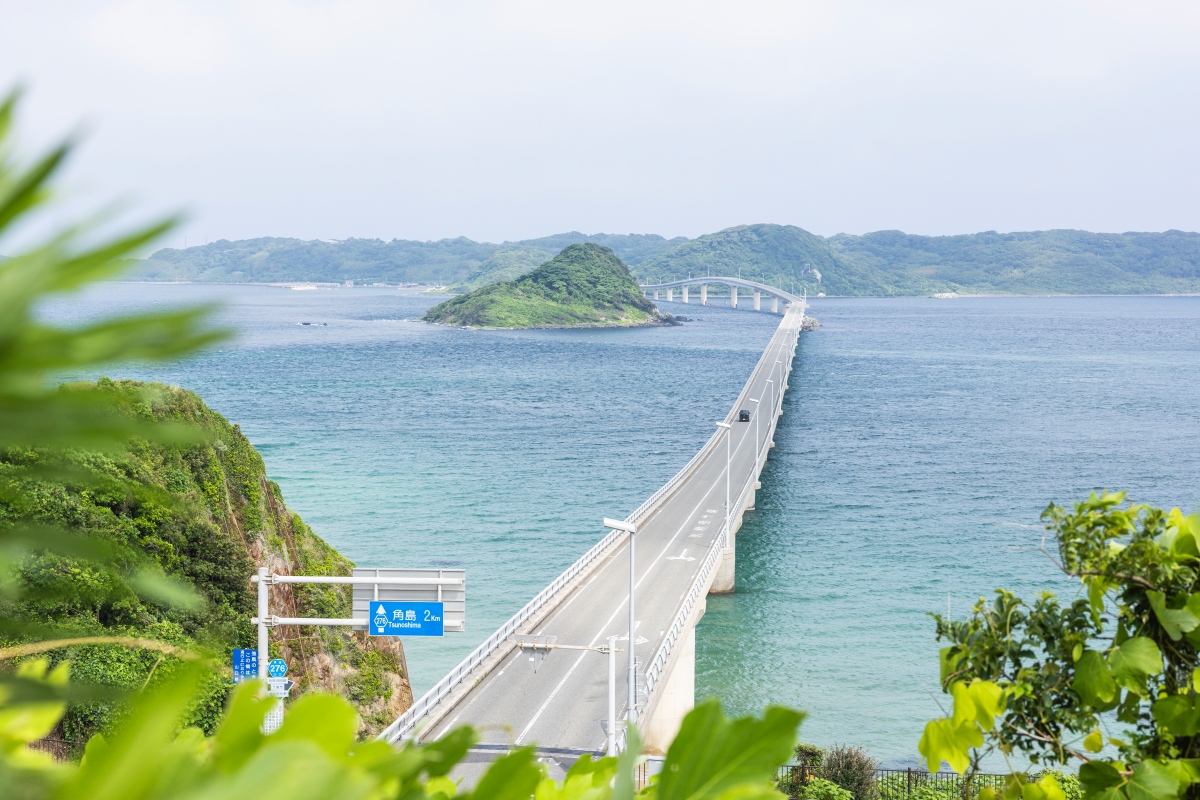 大橋全長1,780公尺,連接本州島和角島,橫跨湛藍的海水,景色令人嘆為觀止。(圖片提供:Booking.com) 大橋全長1,780公尺,連接本州島和角島,橫跨湛藍的海水,景色令人嘆為觀止。(圖片提供:Booking.com)