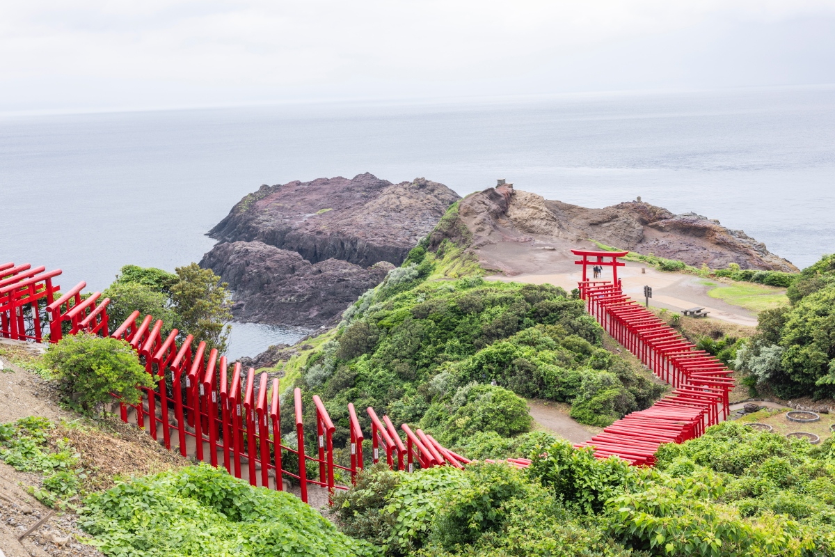 元乃隅神社最有名的就是沿著懸崖、面向日本海的 123 座鮮紅鳥居。(圖片提供:Booking.com) 元乃隅神社最有名的就是沿著懸崖、面向日本海的 123 座鮮紅鳥居。(圖片提供:Booking.com)