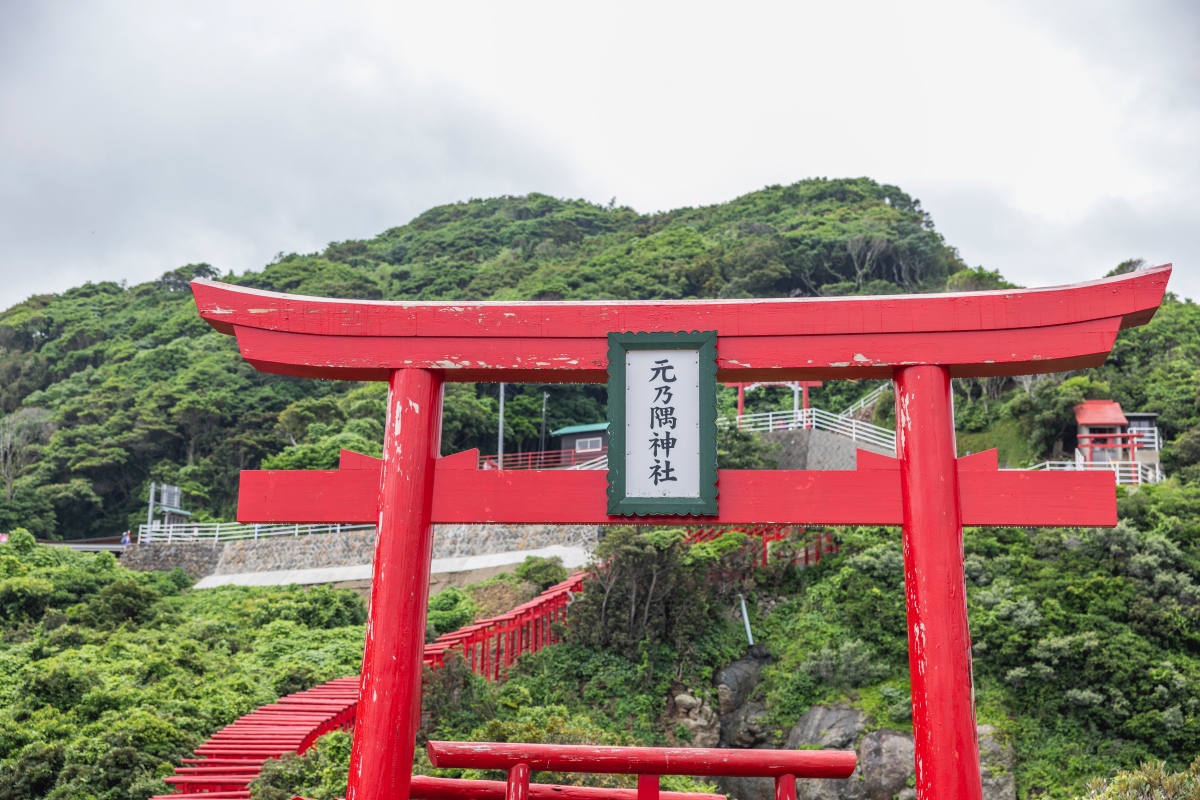 元乃隅神社曾被 CNN 評為「日本最美的 31 個地方」之一,傳說能帶來好運。(圖片提供:Booking.com) 元乃隅神社曾被 CNN 評為「日本最美的 31 個地方」之一,傳說能帶來好運。(圖片提供:Booking.com)