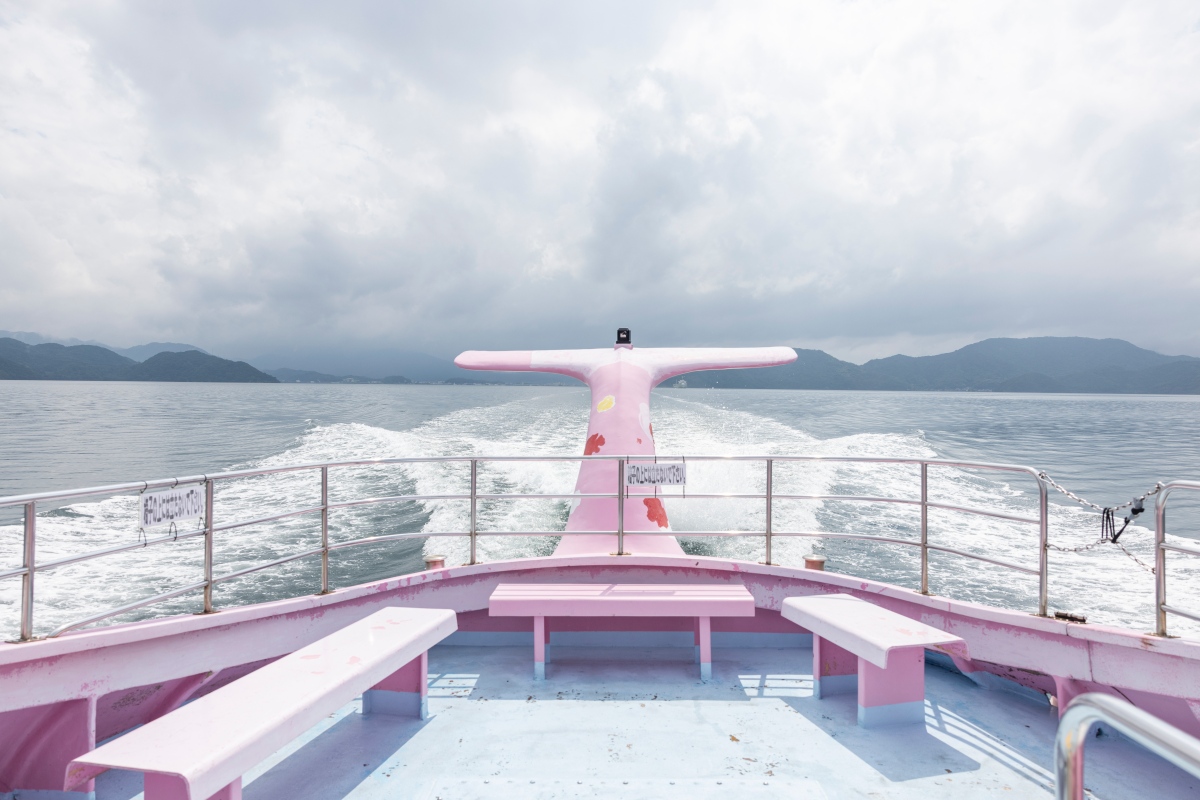 人們可以搭乘觀光船,從海上眺望變化萬千的奇岩美景。(圖片提供:Booking.com) 人們可以搭乘觀光船,從海上眺望變化萬千的奇岩美景。(圖片提供:Booking.com)