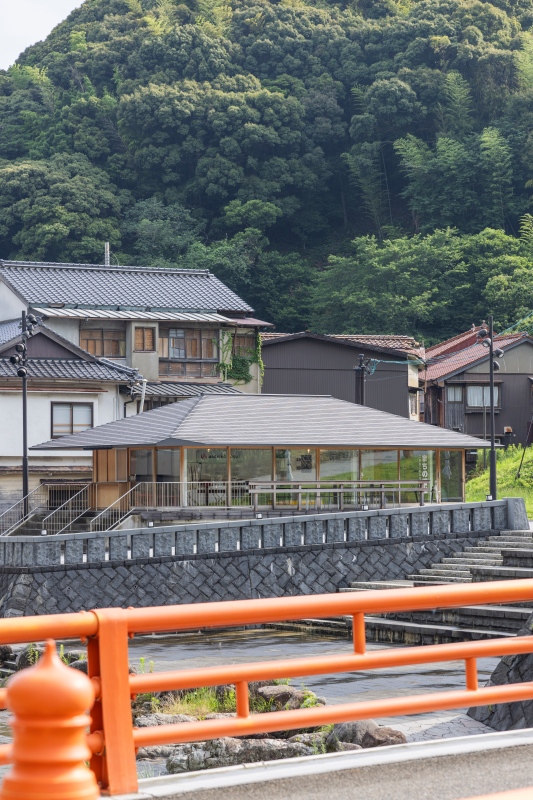 「恩湯」溫泉浴場直接建於湧泉之上,泡湯時可親眼見到泉水自岩盤中湧出,帶來極為純粹且富歷史感的療癒體驗。(圖片提供:Booking.com) 「恩湯」溫泉浴場直接建於湧泉之上,泡湯時可親眼見到泉水自岩盤中湧出,帶來極為純粹且富歷史感的療癒體驗。(圖片提供:Booking.com)