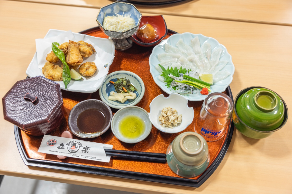 長門市以新鮮的海鮮聞名,來此別錯過河豚料理。此為長門在地的「きらく (㐂楽)」餐廳的河豚料理。(圖片提供:Booking.com) 長門市以新鮮的海鮮聞名,來此別錯過河豚料理。此為長門在地的「きらく (㐂楽)」餐廳的河豚料理。(圖片提供:Booking.com)