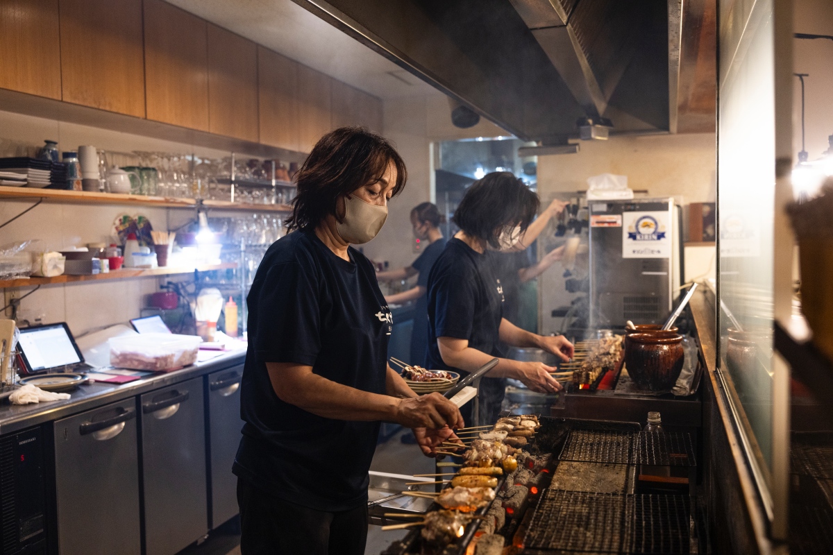 「焼とりや ちくぜん総本店」店內員工幾乎都是女性,即使是一人旅女子也能輕鬆踏進來。(圖片提供:Booking.com) 「焼とりや ちくぜん総本店」店內員工幾乎都是女性,即使是一人旅女子也能輕鬆踏進來。(圖片提供:Booking.com)