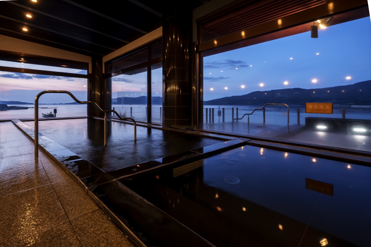Hotel Yokikan(油谷湾温泉ホテル楊貴館)以能欣賞油谷灣美麗夕陽的景觀浴池聞名。(圖片提供:Booking.com) Hotel Yokikan(油谷湾温泉ホテル楊貴館)以能欣賞油谷灣美麗夕陽的景觀浴池聞名。(圖片提供:Booking.com)