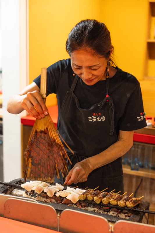 「焼き鳥こうもり」為經營超過75年以上的在地老字號店鋪。(圖片提供:Booking.com) 「焼き鳥こうもり」為經營超過75年以上的在地老字號店鋪。(圖片提供:Booking.com)