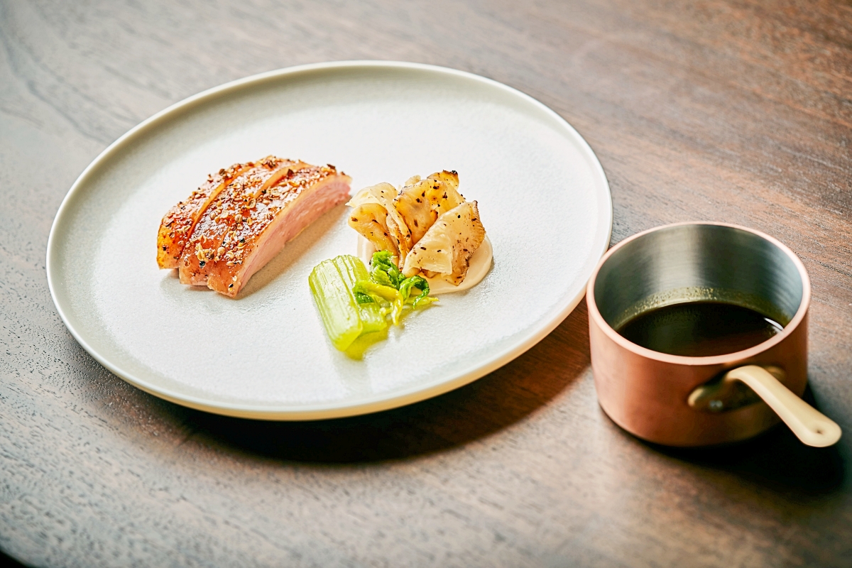 首爾米其林二星Restaurant Allen招牌菜色「香煎鴨胸佐西芹與塊根芹」。(圖片提供: BeGood) 首爾米其林二星Restaurant Allen招牌菜色「香煎鴨胸佐西芹與塊根芹」。(圖片提供: BeGood)