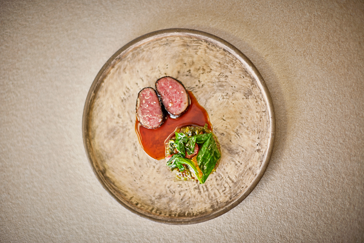 首爾米其林二星Restaurant Allen招牌菜色「香煎小羊腰肉佐在地穀物與春季野菜」。(圖片提供: BeGood) 首爾米其林二星Restaurant Allen招牌菜色「香煎小羊腰肉佐在地穀物與春季野菜」。(圖片提供: BeGood)