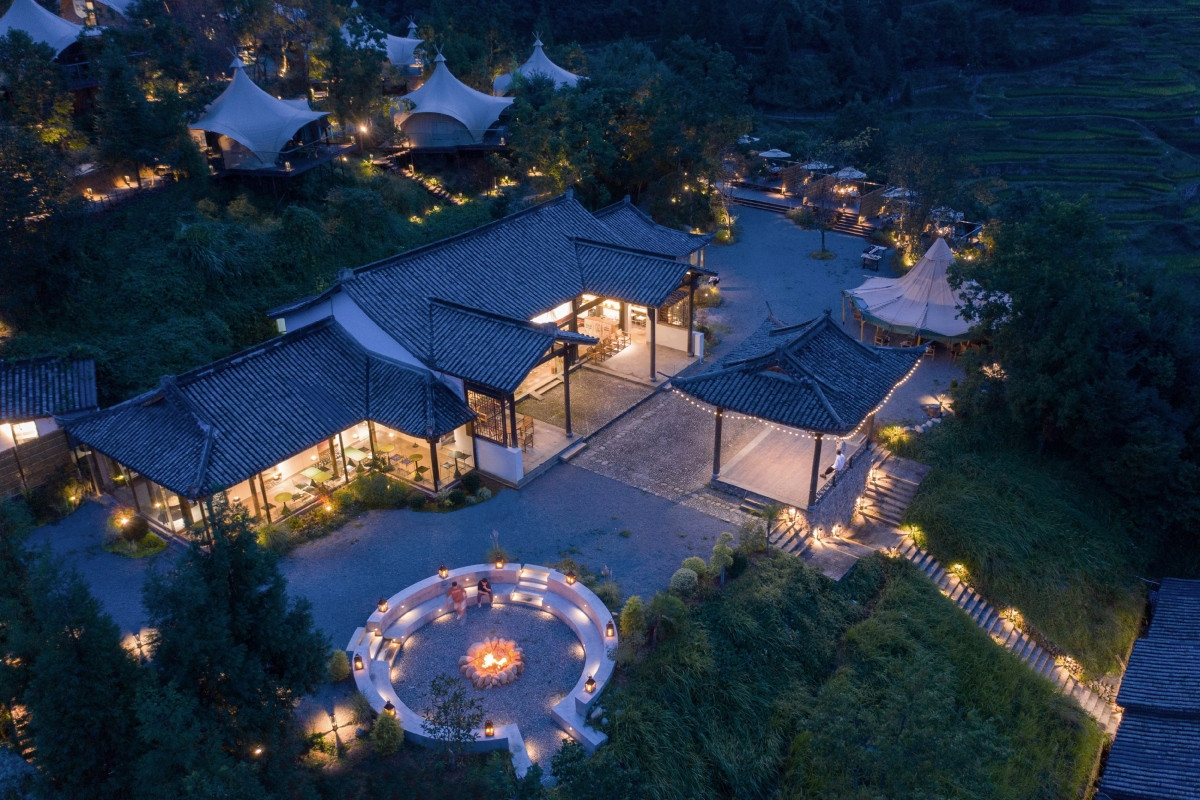前場設有火塘,供旅客圍坐賞景。(圖片提供:大開設計/攝影:蔡振銘) 前場設有火塘,供旅客圍坐賞景。(圖片提供:大開設計/攝影:蔡振銘)
