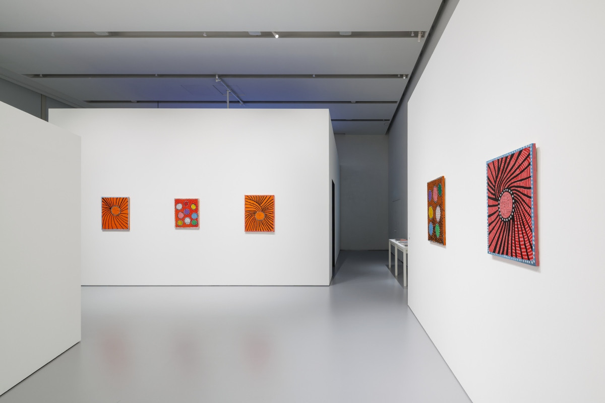 展品〈我每天為愛祈禱〉建構幻覺式視野,同樣促使觀者思考「無限」意涵。(圖片來源:Louis Vuitton © Jérémie Souteyrat) 展品〈我每天為愛祈禱〉建構幻覺式視野,同樣促使觀者思考「無限」意涵。(圖片來源:Louis Vuitton © Jérémie Souteyrat)
