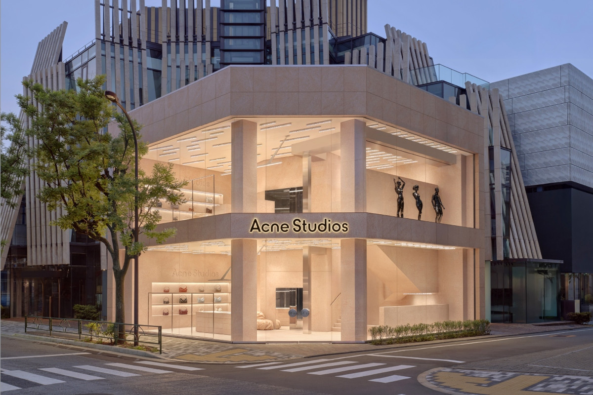 Acne Studios青山旗艦店外觀全以花崗岩包覆,完美呼應品牌標誌性色彩。(圖片提供:Acne Studios) Acne Studios青山旗艦店外觀全以花崗岩包覆,完美呼應品牌標誌性色彩。(圖片提供:Acne Studios)