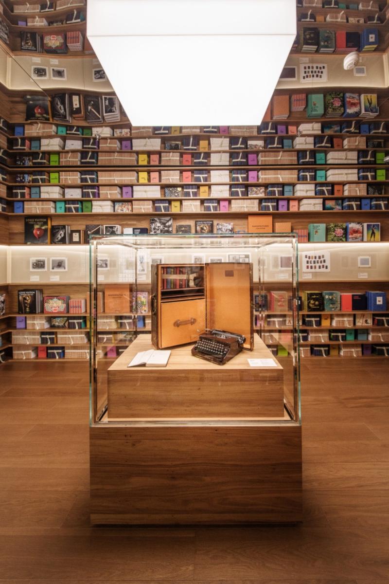 室內柔和暖光襯托溫潤木調陳設,愈發勾起舊日情懷。(圖片來源:Louis Vuitton) 室內柔和暖光襯托溫潤木調陳設,愈發勾起舊日情懷。(圖片來源:Louis Vuitton)