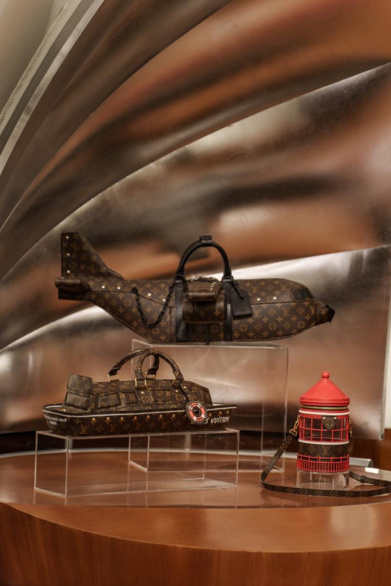 如「Voyage旅行」展區尤可見飛機、船艦等特殊造型包袋。(圖片來源:Louis Vuitton) 如「Voyage旅行」展區尤可見飛機、船艦等特殊造型包袋。(圖片來源:Louis Vuitton)