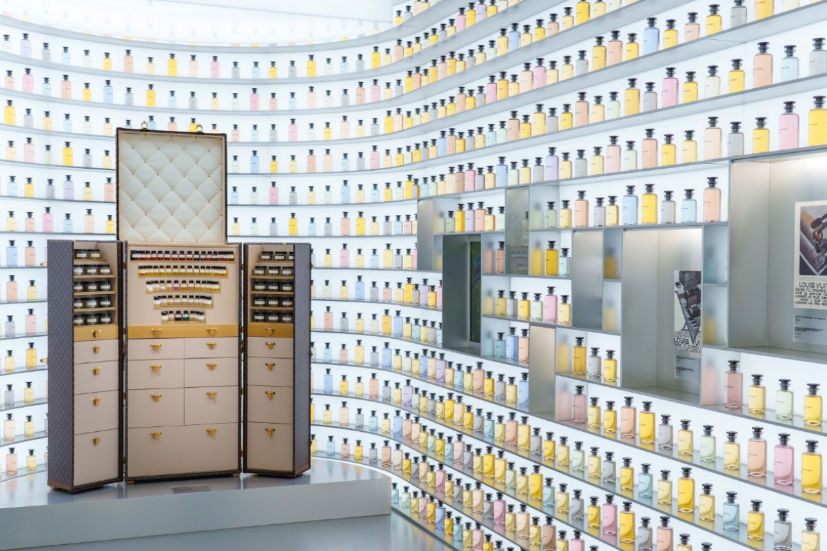 再走入「Perfume香氛」展區,壯觀牆面即顯路易威登對傳承與創新的熱忱。(圖片來源:Louis Vuitton) 再走入「Perfume香氛」展區,壯觀牆面即顯路易威登對傳承與創新的熱忱。(圖片來源:Louis Vuitton)