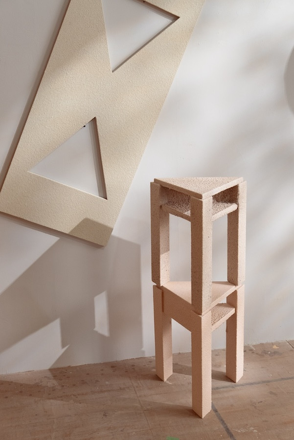 Objects Ark舟舟物物《我不是凳子》特展!設計家具「三角凳」結合雕塑與視覺藝術 Objects Ark舟舟物物《我不是凳子》特展!設計家具「三角凳」結合雕塑與視覺藝術