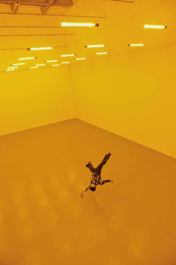 〈單色房間〉,1997|展出一景:臺北市立美術館,台北,2025|攝影:登曼波;攝影助理:郭治緯;燈光助理:李晉捷|Courtesy of the Angsuvarnsiri Collection © 1997 Olafur Eliasson 〈單色房間〉,1997|展出一景:臺北市立美術館,台北,2025|攝影:登曼波;攝影助理:郭治緯;燈光助理:李晉捷|Courtesy of the Angsuvarnsiri Collection © 1997 Olafur Eliasson