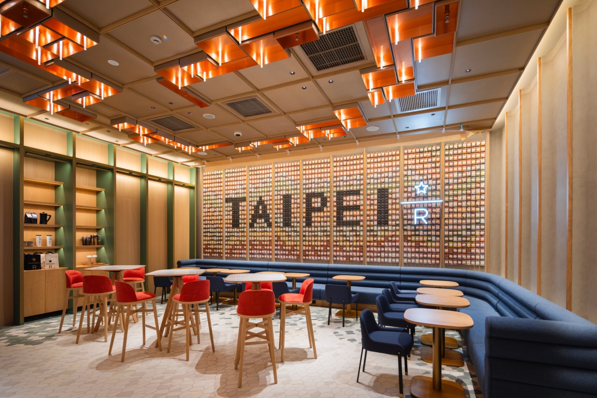 全新藝術裝置「DREAM PLAZA台北牆」,以品牌經典元素豆標卡拼貼出「TAIPEI」字樣,每一張卡片皆代表一款全球小批次咖啡,象徵台北與世界咖啡文化的深度連結。(圖片提供:星巴克) 全新藝術裝置「DREAM PLAZA台北牆」,以品牌經典元素豆標卡拼貼出「TAIPEI」字樣,每一張卡片皆代表一款全球小批次咖啡,象徵台北與世界咖啡文化的深度連結。(圖片提供:星巴克)