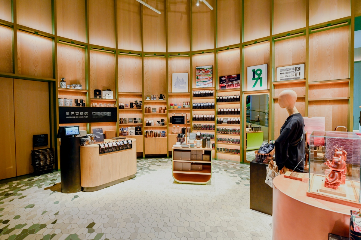 店內推出逾百項門市限定飲品與專屬商品。(圖片提供:星巴克) 店內推出逾百項門市限定飲品與專屬商品。(圖片提供:星巴克)
