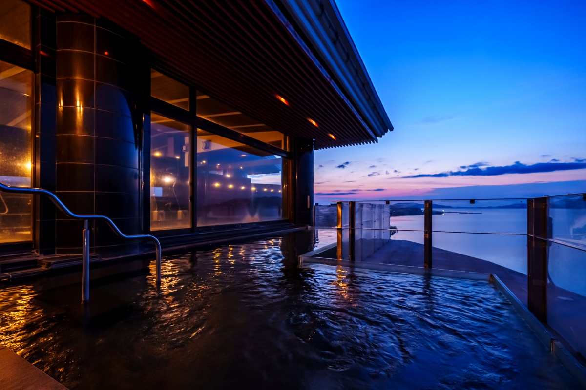 Hotel Yokikan以能欣賞油谷灣美麗夕陽的景觀浴池聞名。(圖片提供:Booking.com) Hotel Yokikan以能欣賞油谷灣美麗夕陽的景觀浴池聞名。(圖片提供:Booking.com)
