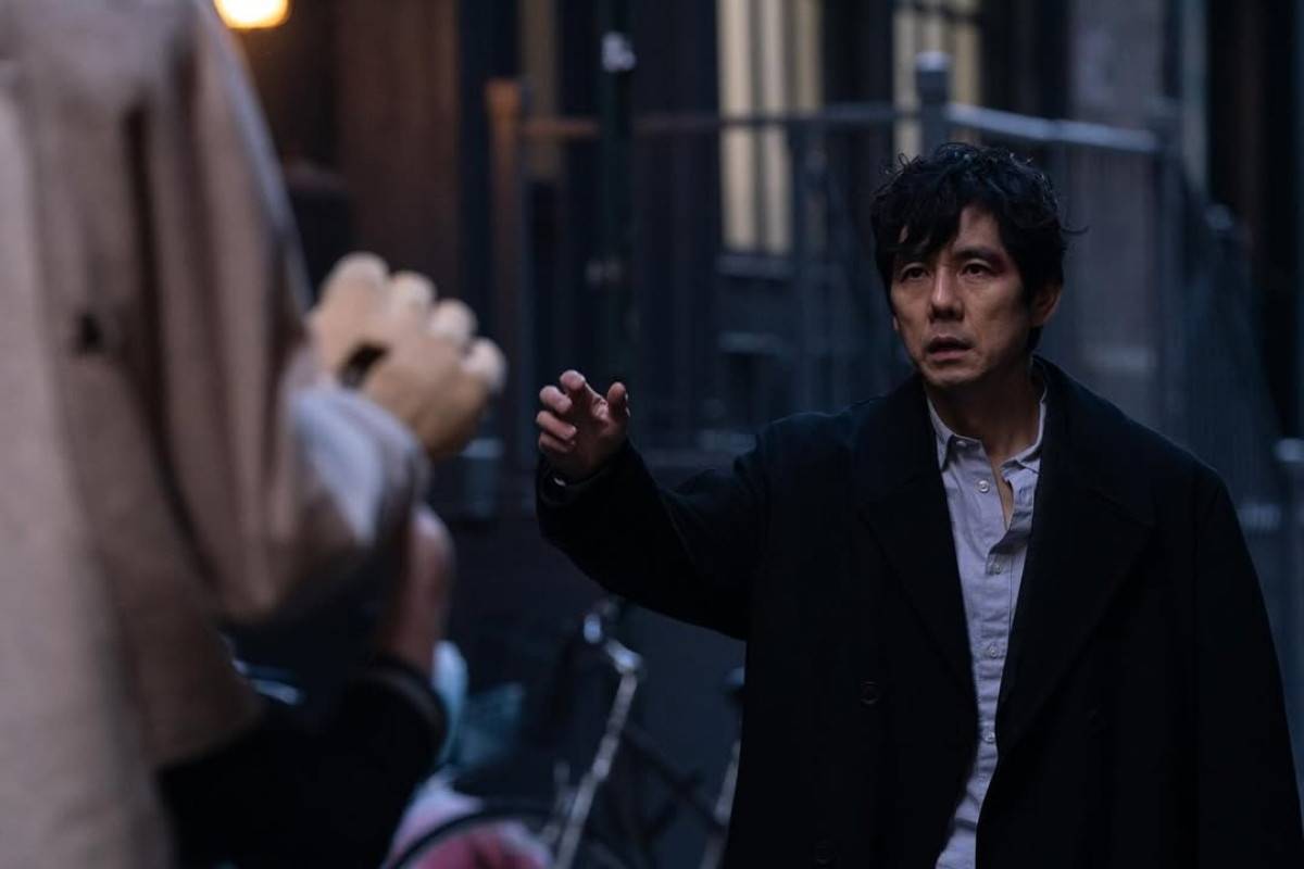 西島秀俊於《親愛的陌生人》中飾演丈夫、父親「賢治」一角。(圖片來源:東映映畫《Dear Stranger》官方社群 Instagram @d_stranger_mv) 西島秀俊於《親愛的陌生人》中飾演丈夫、父親「賢治」一角。(圖片來源:東映映畫《Dear Stranger》官方社群 Instagram @d_stranger_mv)