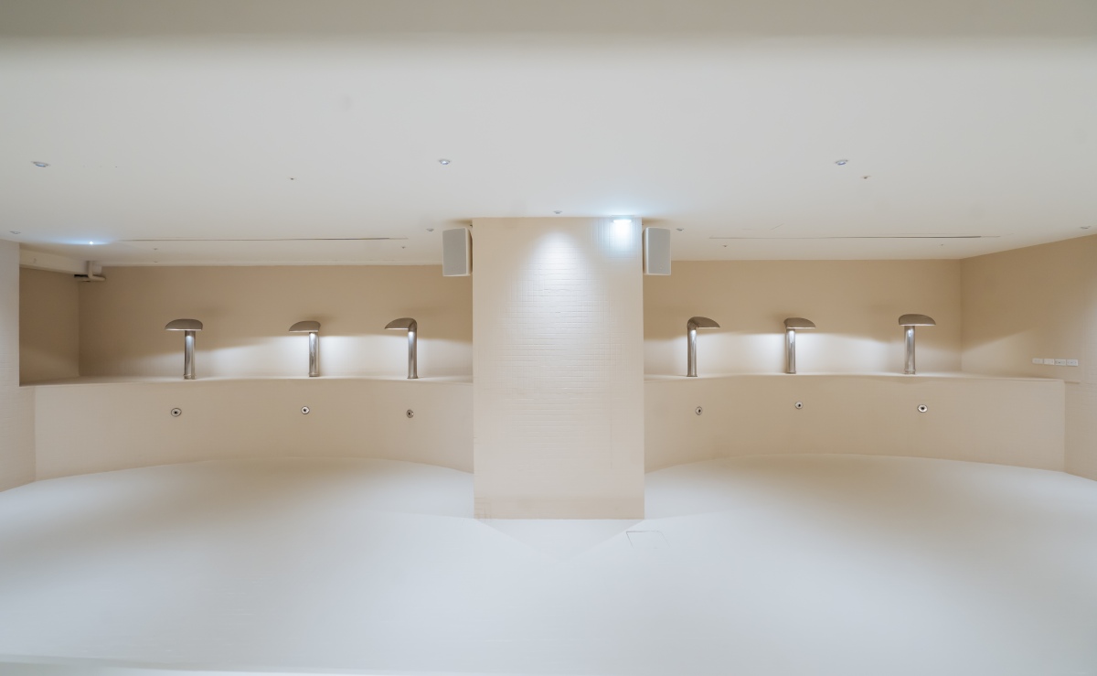 泳池保留原有階梯與磁磚結構,轉化為可展演、可講座的多功能劇場。(圖片提供:遠雄集團、攝影:康志豪) 泳池保留原有階梯與磁磚結構,轉化為可展演、可講座的多功能劇場。(圖片提供:遠雄集團、攝影:康志豪)