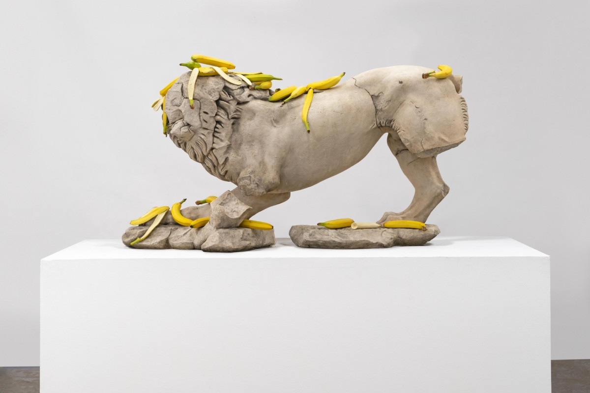 展品〈獅子(香蕉)〉,2022,混凝土、彩繪青銅。(圖片提供:毓繡美術館 © Tony Matelli) 展品〈獅子(香蕉)〉,2022,混凝土、彩繪青銅。(圖片提供:毓繡美術館 © Tony Matelli)