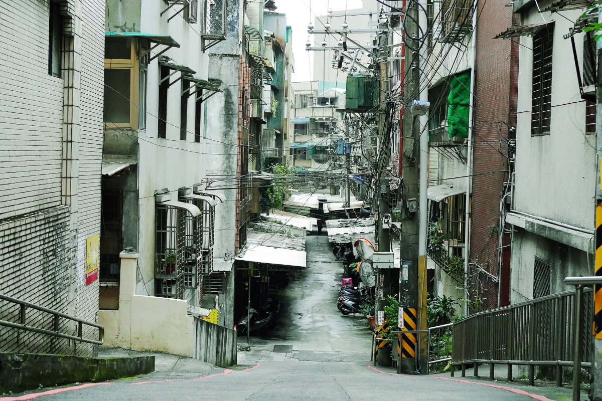 韓國藝術家尹洙竫從正濱漁港前勝利路的移民故事出發,帶來《Stories You Don’t Know : Strangers in Keelung》系列作品。(圖片提供:星濱山共創工作室) 韓國藝術家尹洙竫從正濱漁港前勝利路的移民故事出發,帶來《Stories You Don’t Know : Strangers in Keelung》系列作品。(圖片提供:星濱山共創工作室)