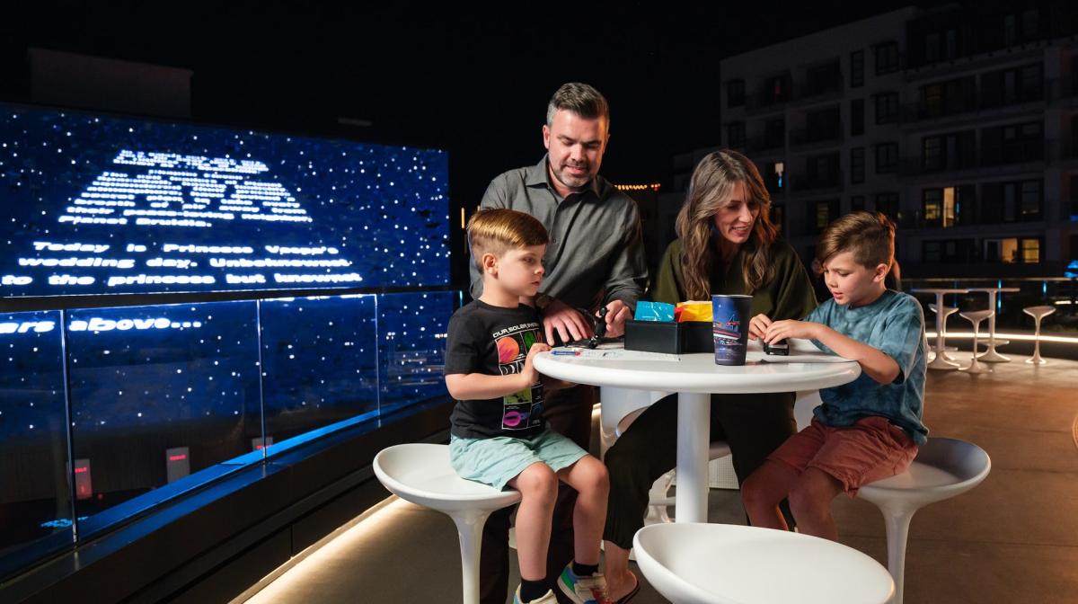 特斯拉「Tesla Diner」集美式餐廳、充電站和露天電影院!填補駕駛等待充電的空閒 特斯拉「Tesla Diner」集美式餐廳、充電站和露天電影院!填補駕駛等待充電的空閒