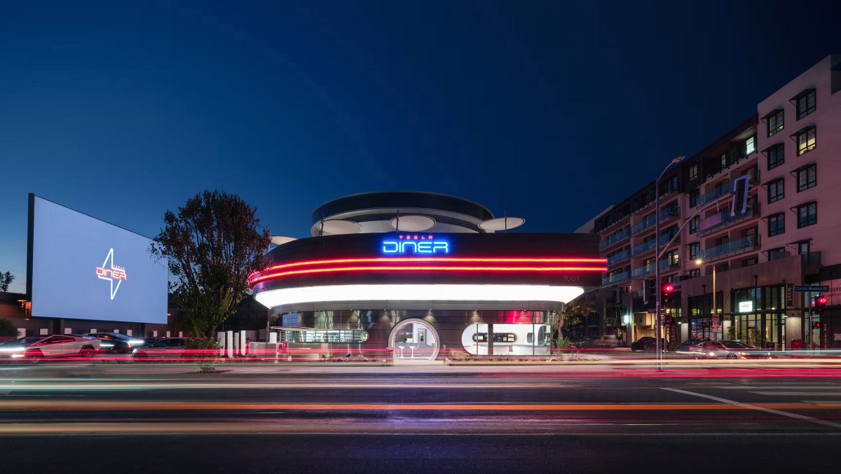 特斯拉「Tesla Diner」集美式餐廳、充電站和露天電影院!填補駕駛等待充電的空閒 特斯拉「Tesla Diner」集美式餐廳、充電站和露天電影院!填補駕駛等待充電的空閒