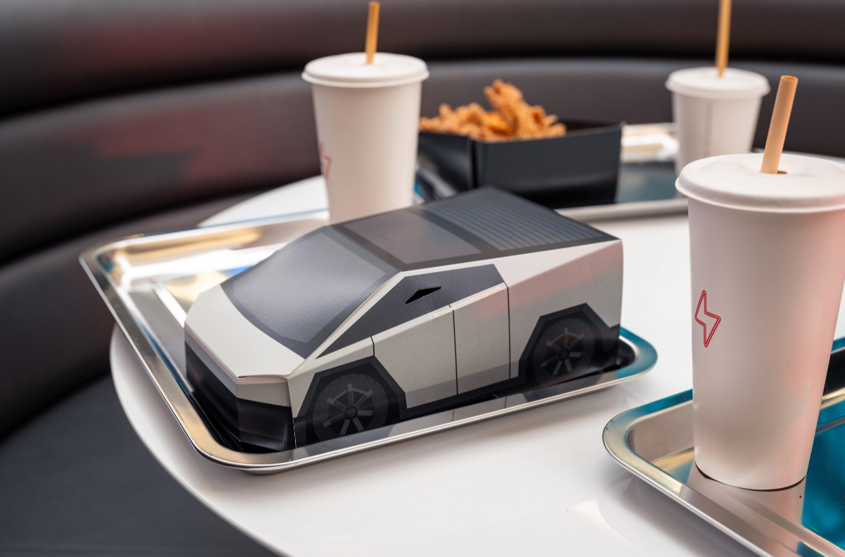 特斯拉「Tesla Diner」集美式餐廳、充電站和露天電影院!填補駕駛等待充電的空閒 特斯拉「Tesla Diner」集美式餐廳、充電站和露天電影院!填補駕駛等待充電的空閒