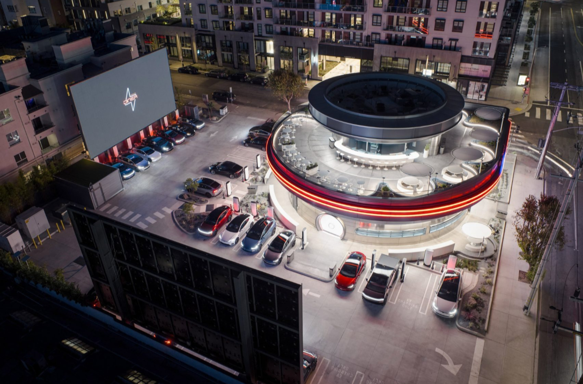 特斯拉「Tesla Diner」集美式餐廳、充電站和露天電影院!填補駕駛等待充電的空閒 特斯拉「Tesla Diner」集美式餐廳、充電站和露天電影院!填補駕駛等待充電的空閒