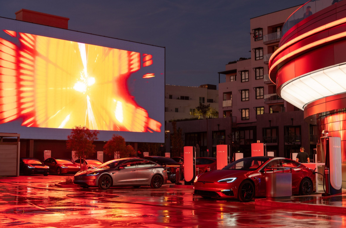 特斯拉「Tesla Diner」集美式餐廳、充電站和露天電影院!填補駕駛等待充電的空閒 特斯拉「Tesla Diner」集美式餐廳、充電站和露天電影院!填補駕駛等待充電的空閒
