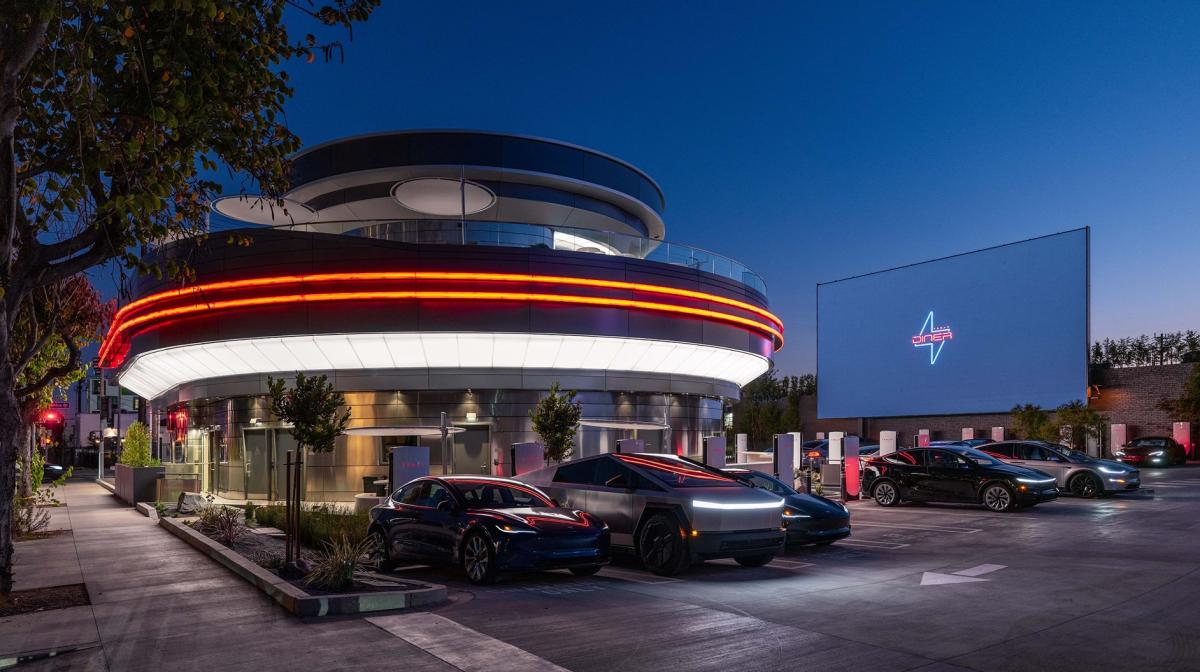 特斯拉「Tesla Diner」集美式餐廳、充電站和露天電影院!填補駕駛等待充電的空閒 特斯拉「Tesla Diner」集美式餐廳、充電站和露天電影院!填補駕駛等待充電的空閒